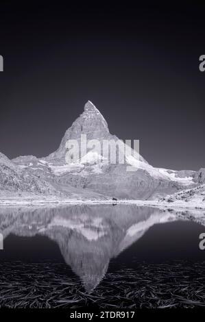 Il Cervino, riflesso nel lago Riffelsee, Zermatt, Svizzera. Foto Stock