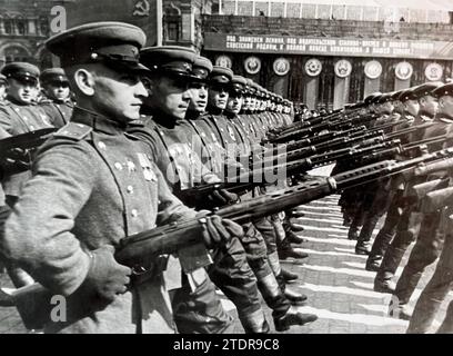 L'ESERCITO SOVIETICO marciò davanti a Piazza Reed, Mosca, 1 maggio 1946 Foto Stock