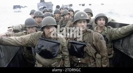 SALVATAGGIO DEL film PRIVATO DI RYAN 1998 DreamWorks/Paramount Pictures con Tom Hanks davanti a destra e Tom Sizemore Foto Stock