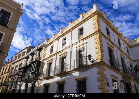 Ronda, Malaga, Spagna - 21 ottobre 2023: Stretta strada acciottolata e facciate della città di Ronda, Malaga, Spagna Foto Stock