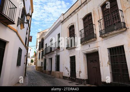 Ronda, Malaga, Spagna - 21 ottobre 2023: Stretta strada acciottolata e facciate della città di Ronda, Malaga, Spagna Foto Stock