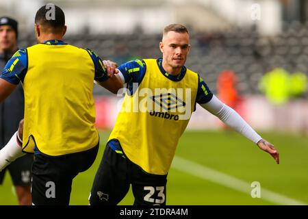 Joe Ward (a destra) del Derby County si riscalda davanti alla partita della Sky Bet League One al Pride Park Stadium, Derby. Data immagine: Sabato 16 dicembre 2023. Foto Stock