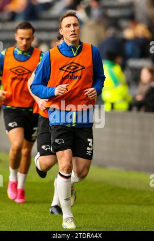 Craig Forsyth della contea di Derby si scalda davanti alla partita della Sky Bet League One al Pride Park Stadium, Derby. Data immagine: Sabato 16 dicembre 2023. Foto Stock