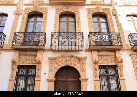 Ronda, Malaga, Spagna - 21 ottobre 2023: Maestosa facciata di una casa d'epoca nella città vecchia di Ronda Foto Stock