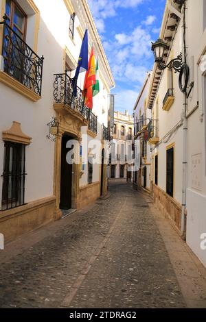 Ronda, Malaga, Spagna - 21 ottobre 2023: Stretta strada acciottolata e facciate della città di Ronda, Malaga, Spagna Foto Stock