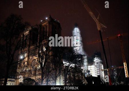 Parigi, Francia. 19 dicembre 2023. La cattedrale di Notre-Dame de Paris è vista, di notte, durante i lavori di ricostruzione a Parigi, in Francia, il 19 dicembre 2023. Foto di Karim Ait Adjedjou/ABACAPRESS.COM credito: Abaca Press/Alamy Live News Foto Stock