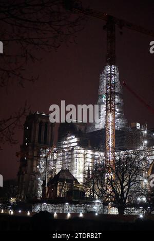 Parigi, Francia. 19 dicembre 2023. La cattedrale di Notre-Dame de Paris è vista, di notte, durante i lavori di ricostruzione a Parigi, in Francia, il 19 dicembre 2023. Foto di Karim Ait Adjedjou/ABACAPRESS.COM credito: Abaca Press/Alamy Live News Foto Stock