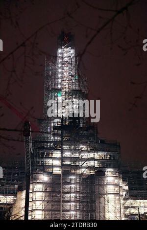 Parigi, Francia. 19 dicembre 2023. La cattedrale di Notre-Dame de Paris è vista, di notte, durante i lavori di ricostruzione a Parigi, in Francia, il 19 dicembre 2023. Foto di Karim Ait Adjedjou/ABACAPRESS.COM credito: Abaca Press/Alamy Live News Foto Stock