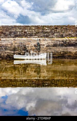 Barca nel porto di Mullaghmore, Kilkilloge, Mullaghmore, Co. Sligo, Irlanda Foto Stock