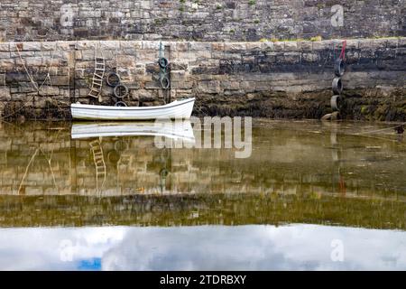 Barca nel porto di Mullaghmore, Kilkilloge, Mullaghmore, Co. Sligo, Irlanda Foto Stock