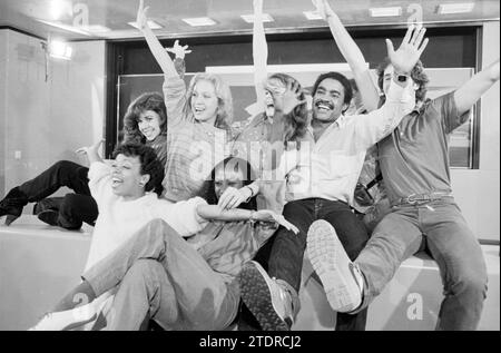 Arrivo del gruppo pop star TV film Fame at Schiphol, Groups, Music, 28-03-1983, Whizgle News from the Past, Tailored for the Future. Esplora le narrazioni storiche, l'immagine dell'agenzia olandese olandese con una prospettiva moderna, colmando il divario tra gli eventi di ieri e quelli di domani. Un viaggio senza tempo che delinea le storie che plasmano il nostro futuro Foto Stock