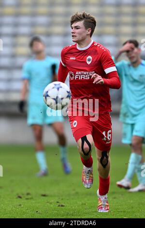 Lier, Belgio. 13 dicembre 2023. Semm rende (16) di Anversa nella foto durante la partita della UEFA Youth League del giorno 6 nel gruppo H nella stagione 2023-2024 tra le squadre giovanili Under-19 del Royal Antwerp FC e del FC Barcelona il 13 dicembre 2023 a Lier, Belgio. (Foto di David Catry/Isosport) credito: Sportpix/Alamy Live News Foto Stock
