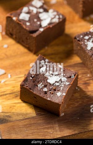 Fudge di patate dolci al cioccolato fatto in casa con sale marino Foto Stock