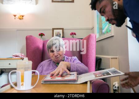 Infermiera Evans Sorbeng (dal Ghana) con la residente Angela Morgan (76) nella sala diurna della St Cecilias Nursing Home Scarborough St Cecilias Nursing Home Scarborough. Foto Stock