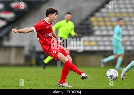 Lier, Belgio. 13 dicembre 2023. Kyano Delaporte (12) di Anversa nella foto durante la partita della UEFA Youth League del 6° giorno nel gruppo H nella stagione 2023-2024 tra le squadre giovanili Under-19 del Royal Antwerp FC e del FC Barcelona il 13 dicembre 2023 a Lier, Belgio. (Foto di David Catry/Isosport) credito: Sportpix/Alamy Live News Foto Stock