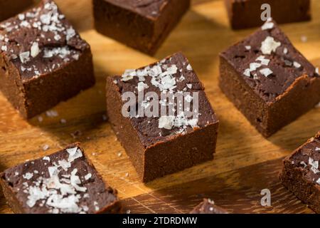 Fudge di patate dolci al cioccolato fatto in casa con sale marino Foto Stock