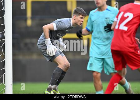 Lier, Belgio. 13 dicembre 2023. Il portiere Niels Devalckeneer (81) di Anversa raffigurato durante la partita della 6a giornata della UEFA Youth League nel gruppo H nella stagione 2023-2024 tra le squadre giovanili Under-19 del Royal Antwerp FC e del FC Barcelona il 13 dicembre 2023 a Lier, Belgio. (Foto di David Catry/Isosport) credito: Sportpix/Alamy Live News Foto Stock