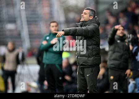 Lier, Belgio. 13 dicembre 2023. Il capo allenatore Oscar Lopez di Barcellona nella foto del giorno 6 della UEFA Youth League nel gruppo H della stagione 2023-2024 tra le squadre giovanili Under-19 del Royal Antwerp FC e del FC Barcelona il 13 dicembre 2023 a Lier, in Belgio. (Foto di David Catry/Isosport) credito: Sportpix/Alamy Live News Foto Stock