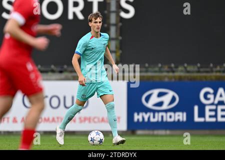 Lier, Belgio. 13 dicembre 2023. Hector Rangel (4) di Barcellona raffigurato durante la partita della 6a giornata della UEFA Youth League nel gruppo H nella stagione 2023-2024 tra le squadre giovanili Under-19 del Royal Antwerp FC e del FC Barcelona il 13 dicembre 2023 a Lier, in Belgio. (Foto di David Catry/Isosport) credito: Sportpix/Alamy Live News Foto Stock