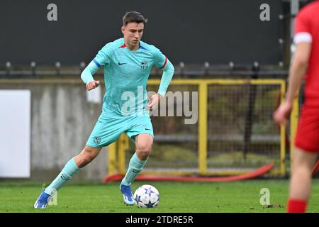Lier, Belgio. 13 dicembre 2023. Eman Kospo (3) di Barcellona raffigurato durante la partita della 6a giornata della UEFA Youth League nel gruppo H nella stagione 2023-2024 tra le squadre giovanili Under-19 del Royal Antwerp FC e del FC Barcelona il 13 dicembre 2023 a Lier, Belgio. (Foto di David Catry/Isosport) credito: Sportpix/Alamy Live News Foto Stock