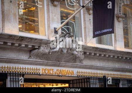 LONDRA - 14 DICEMBRE 2023: Dolce & Gabbana in Bond Street, una strada di lusso famosa per i suoi negozi di lusso e i marchi di moda Foto Stock