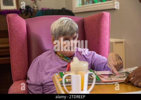 Infermiera Evans Sorbeng (dal Ghana) con la residente Angela Morgan (76) nella sala diurna della St Cecilias Nursing Home Scarborough St Cecilias Nursing Home Scarborough. Foto Stock