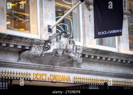 LONDRA - 14 DICEMBRE 2023: Dolce & Gabbana in Bond Street, una strada di lusso famosa per i suoi negozi di lusso e i marchi di moda Foto Stock
