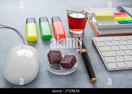 Pause caffè da ufficio con paste di frutta, blocchi note e post-it Foto Stock