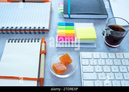 Pause caffè da ufficio con paste di frutta, blocchi note e post-it Foto Stock