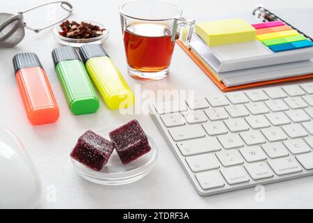 Pause caffè da ufficio con paste di frutta, blocchi note e post-it Foto Stock