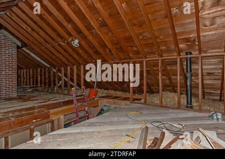 Prima dell'immagine durante l'inizio della ristrutturazione di un attico in una residenza. Foto Stock