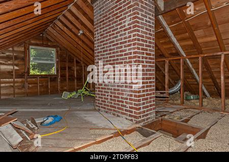 Prima dell'immagine durante l'inizio della ristrutturazione di un attico in una residenza. Foto Stock