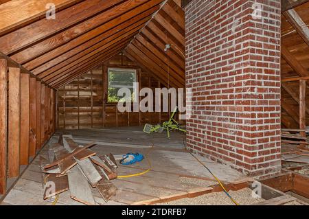 Prima dell'immagine durante l'inizio della ristrutturazione di un attico in una residenza. Foto Stock