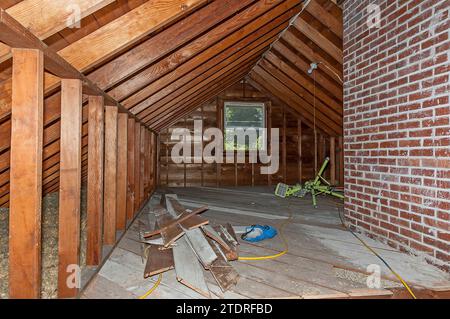 Prima dell'immagine durante l'inizio della ristrutturazione di un attico in una residenza. Foto Stock