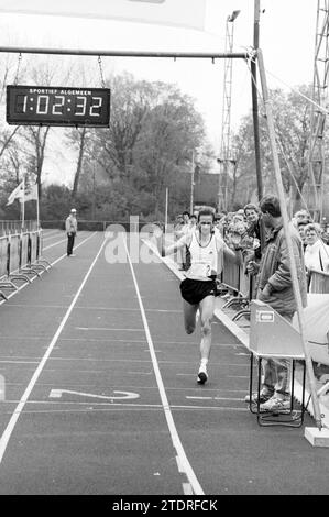 Termina 20 km di pista, DEM, B'wijk, Beverwijk, Paesi Bassi, 29-04-1991, Whizgle News from the Past, su misura per il futuro. Esplora le narrazioni storiche, l'immagine dell'agenzia olandese olandese con una prospettiva moderna, colmando il divario tra gli eventi di ieri e quelli di domani. Un viaggio senza tempo che delinea le storie che plasmano il nostro futuro Foto Stock