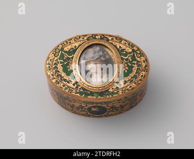 Scatola dorata con un ritratto in miniatura di una signora, Anonimo, 1761 - 1762 scatola dorata ovale con rami di fiori e tendaggi via e-mail. Al centro del coperchio un ritratto in miniatura dipinto ovale sotto vetro di una signora, busto a sinistra, prospettiva, con un cappello con archi. MT.: IIG. Ritratto in miniatura scuola francese, seconda metà del XVIII secolo. Oro francese (metallo). Scatola in vetro ovale dorato con rami di fiori e drappeggi via e-mail. Al centro del coperchio un ritratto in miniatura dipinto ovale sotto vetro di una signora, busto a sinistra, prospettiva, con un cappello con archi. MT.: IIG. Ritratto in miniatura Fren Foto Stock