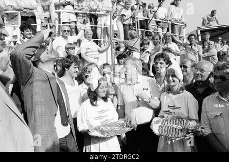 Asta 1a aringa, Katwijk, pesce di aringa, aringa, Katwijk, 03-06-1985, Whizgle News from the Past, su misura per il futuro. Esplora le narrazioni storiche, l'immagine dell'agenzia olandese olandese con una prospettiva moderna, colmando il divario tra gli eventi di ieri e quelli di domani. Un viaggio senza tempo che delinea le storie che plasmano il nostro futuro Foto Stock