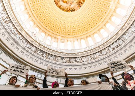 Washington, Stati Uniti. 19 dicembre 2023. I manifestanti manifestano per un cessate il fuoco permanente nella guerra Israele-Hamas nella Rotonda del Campidoglio degli Stati Uniti a Washington, DC martedì 19 dicembre 2023. Foto di Julia Nikhinson/UPI Credit: UPI/Alamy Live News Foto Stock