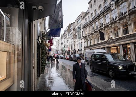 LONDRA - 14 DICEMBRE 2023: Quartiere commerciale di Bond Street - destinazione di lusso Foto Stock