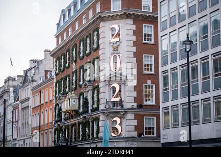 LONDRA - 14 DICEMBRE 2023: Decorazioni natalizie 2023 nei grandi magazzini Fortnum e Mason a Mayfair Foto Stock