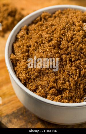 Zucchero di canna chiaro dolce crudo biologico in una ciotola Foto Stock