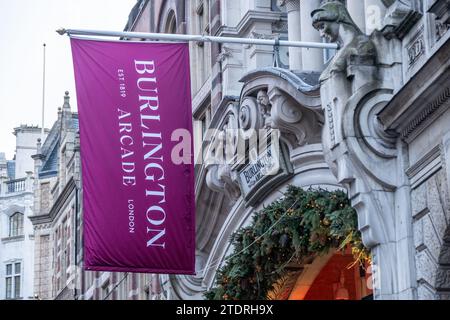 LONDRA - 14 DICEMBRE 2023: Burlington Arcade a Mayfair, sala giochi di lusso o negozi di lusso Foto Stock