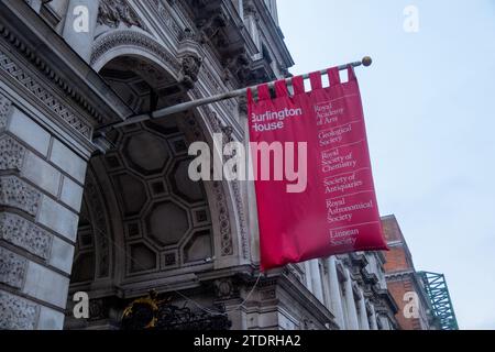 LONDRA - 14 DICEMBRE 2023: Burlington Arcade a Mayfair, sala giochi di lusso o negozi di lusso Foto Stock