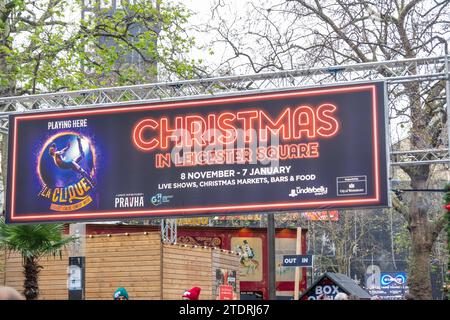 LONDRA - 14 DICEMBRE 2023: Insegna Natale a Leicester Square - Mercatino di Natale, bar e cibo Foto Stock