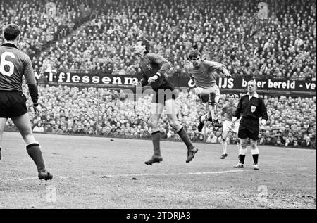 Calcio: Partita internazionale Paesi Bassi - Belgio (3-1) nello stadio Feyenoord con 65.000 spettatori. Fu il 100° incontro internazionale tra i due paesi. Rotterdam, 17-04-1966, Whizgle News from the Past, su misura per il futuro. Esplora le narrazioni storiche, l'immagine dell'agenzia olandese olandese con una prospettiva moderna, colmando il divario tra gli eventi di ieri e quelli di domani. Un viaggio senza tempo che delinea le storie che plasmano il nostro futuro Foto Stock