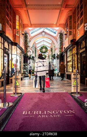 LONDRA - 14 DICEMBRE 2023: Burlington Arcade a Mayfair, sala giochi di lusso o negozi di lusso Foto Stock