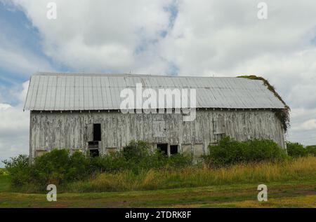 Fienile abbandonato su terreni agricoli inutilizzati Foto Stock