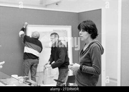 Tre dipendenti del Frans Hals Museum e Verweyhal, Haarlem, Grote Markt, Paesi Bassi, 05-12-1999, Whizgle News dal passato, su misura per il futuro. Esplora le narrazioni storiche, l'immagine dell'agenzia olandese olandese con una prospettiva moderna, colmando il divario tra gli eventi di ieri e quelli di domani. Un viaggio senza tempo che delinea le storie che plasmano il nostro futuro Foto Stock