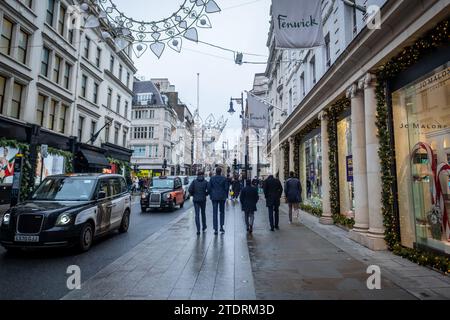 LONDRA - 14 DICEMBRE 2023: Negozi di Bond Street durante il periodo natalizio. Destinazione retail di fascia alta Foto Stock