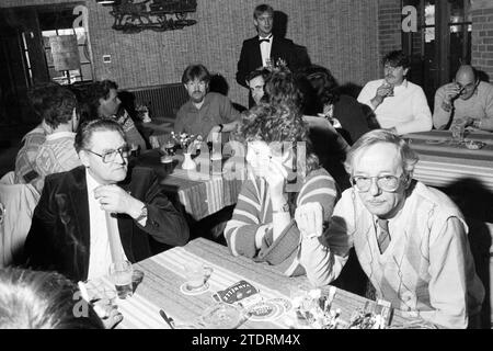 Accoglienza di addio Mr. Blokker, HD, Haarlems Dagblad, ecc. e IJmuider Courant e Koeri, 14-02-1986, Whizgle News from the Past, su misura per il futuro. Esplora le narrazioni storiche, l'immagine dell'agenzia olandese olandese con una prospettiva moderna, colmando il divario tra gli eventi di ieri e quelli di domani. Un viaggio senza tempo che delinea le storie che plasmano il nostro futuro Foto Stock